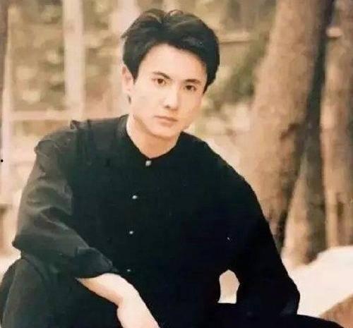 娱乐圈吃瓜博主两个大叔